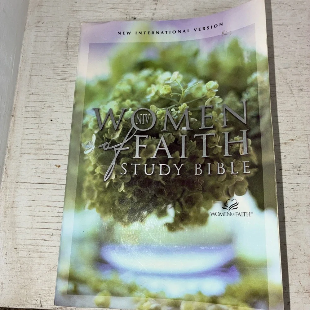 Women of Faith Study Bible NIV Zondervan Paper Back
